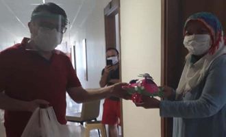 Bolu’da, karantinada kalan çocuklara, balon ve oyuncak sürprizi