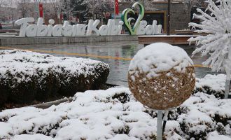 Bolu’da kent merkezine mevsimin ilk karı düştü....