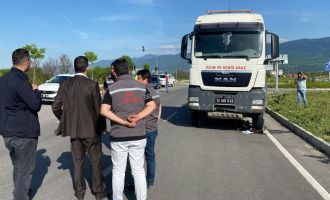 Bolu’da kırmızı ışıkta geçen bisikletli tırın altında kaldı: Genç sürücü ağır yaralı