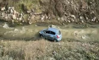 Bolu'da kontrolden çıkan otomobil, dereye uçtu: 3 yaralı