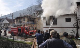 Bolu'da korkutan yangın, alevler yan eve sıçradı