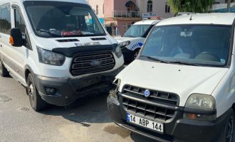 Bolu'da minibüs ile hafif ticari araç çarpıştı