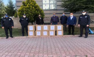 Bolu’da, öğretmenler, polisler için yüz siperliği üretti