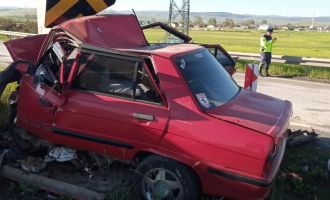 Bolu'da otomobil yön direğine çarptı: 2 ölü, 1 yaralı