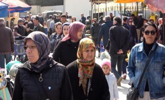 Bolu'da pazar tezgahları bayram şekerleriyle renklendi