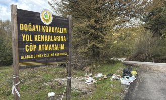 Bolu'da pes dedirten görüntü: ‘Çöp atmayın’ tabelasının altını çöple doldurdular