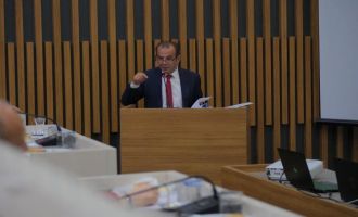 Bolu'da ‘rüşvet' soruşturmasında beyan veren Tanju Özcan fenalaşarak bayıldı. Duruşma 19 Ekim'e ertelendi