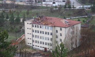 Bolu’da, saatte 106 kilometreyle esen rüzgar çatıları uçurdu