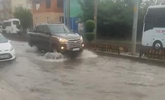 Bolu’da sağanak hayatı felç etti: Sokaklar göle döndü.....