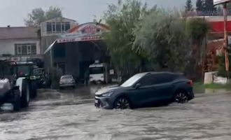 Bolu'da sağanak ve dolu sonrası iş yerlerini su bastı.......