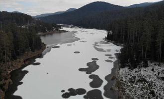 Bolu’da Sarıalan Göleti buz tuttu