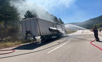 Bolu’da şeker yüklü tır alev aldı, yangın ormana sıçradı