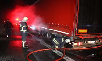Bolu’da seyir halindeki tırın lastikleri yandı