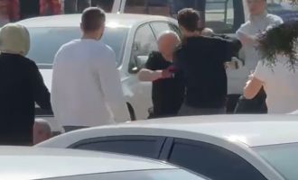 Bolu'da sokak ortasında yumruklar havada uçuştu.........