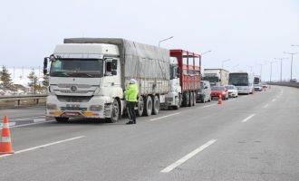 Bolu’da tır ve kamyonların İstanbul’a gidişine izin verilmiyor