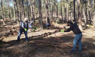 Bolu’da yardıma muhtaç aileler için odun toplandı