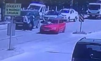 Bolu’da yola aniden çıkan 7 yaşındaki çocuğa otomobil çarptı: O anlar, güvenlik kamerasına yansıdı