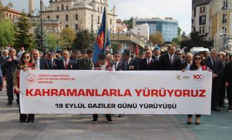Bolulu gaziler gururlu günlerinde İzzet Baysal Caddesi'nde yürüdü.