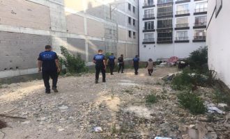 Boş araziyi çöplüğe çeviren kadın mahalleyi kokuya boğdu