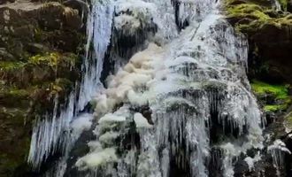 Buz tutan şelaleler görsel şölen oluşturdu