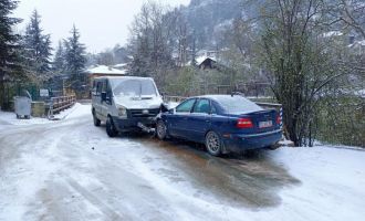 Buz tutan yolda kafa kafaya çarpıştılar……