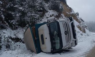 Buzlu yolda kontrolden çıkan kamyon devrildi: 1 yaralı