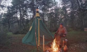 Çadırın yanına ayı geldi, korku dolu anlar yaşandı: Davetsiz misafir kameraya yansıdı