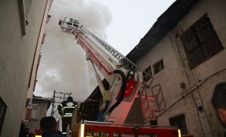 Çatı katında çıkan yangında ev kullanılamaz hale geldi