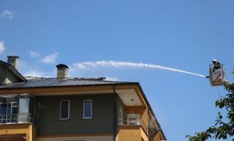 Çatıda çıkan yangının dumanları tüm mahalleyi sardı