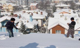 Çatılarda biriken karlar gelir kapısı oldu, taleplere yetişemiyor
