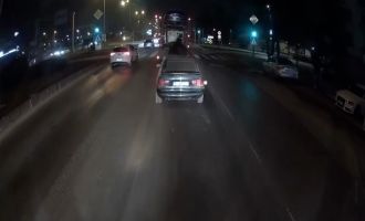 Çekici otomobili yola düşürdü…