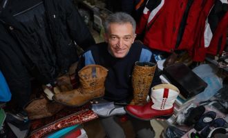 Çeyrek asırlık ayakkabı koleksiyonuna gözü gibi bakıyor....