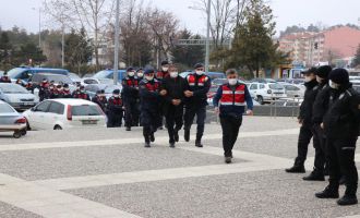 Cezaevlerindeki terör örgütü üyelerine finans sağladıkları iddia edilen 7 kişi adliyeye sevk edildi