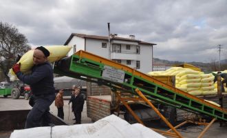 Çiftçiler sıraya girdi: 2 tır dolusu gübre bir saatte bitti