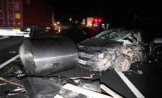 Cipin kopan lastiğine çarpan tırlar devrilmekten son anda kurtuldu