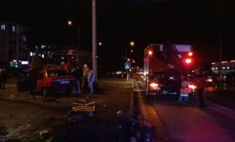 Ciple otomobil çarpıştı: 3 yaralı.....