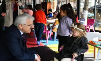 Çocuklar, oyunlarla depremin acısını unutmaya çalışıyor