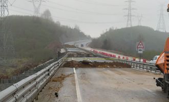 Çöken yoldaki çalışmalara sağanak yağmur engeli