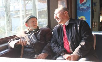Coşkunyürek Ahmet Amca’nın hayır duasını aldı