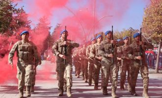 Cumhuriyetin 99’uncu yılında komandolar caddeleri inletti