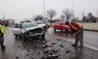 D-100 Karayolunda  2 otomobil çarpıştı