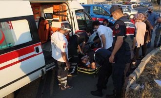 D-100 karayolunda iki ticari araç kavşakta çarpıştı: 7 yaralı