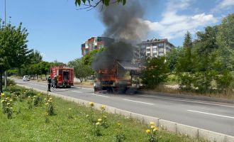 D-100’de alev alev yanan kamyonet küle döndü