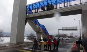 D-100’de araçları durdurup para istedi, polis gelince üst geçitten intihara kalkıştı