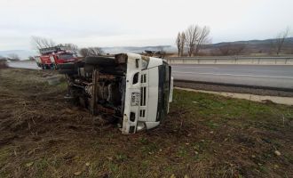 D-100’de kontrolden çıkan kamyonet devrildi.......