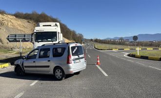 D-100'de tırın önüne kattığı araç hasar aldı...