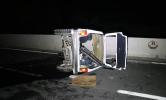 D-100’de tırla çarpışan otomobil takla attı: 1 yaralı