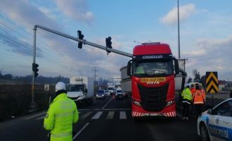 Demir türbin yüklü tır, trafik direğini devirdi