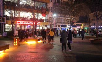 Deprem vatandaşları sokaklara döktü ....