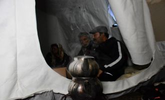 Depremin ikinci gününde çadırlarda kalan depremzedeler yağmura yakalandı